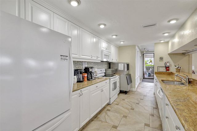 1017 W PEPPERTREE DRIVE 116, Sarasota, FL 34242