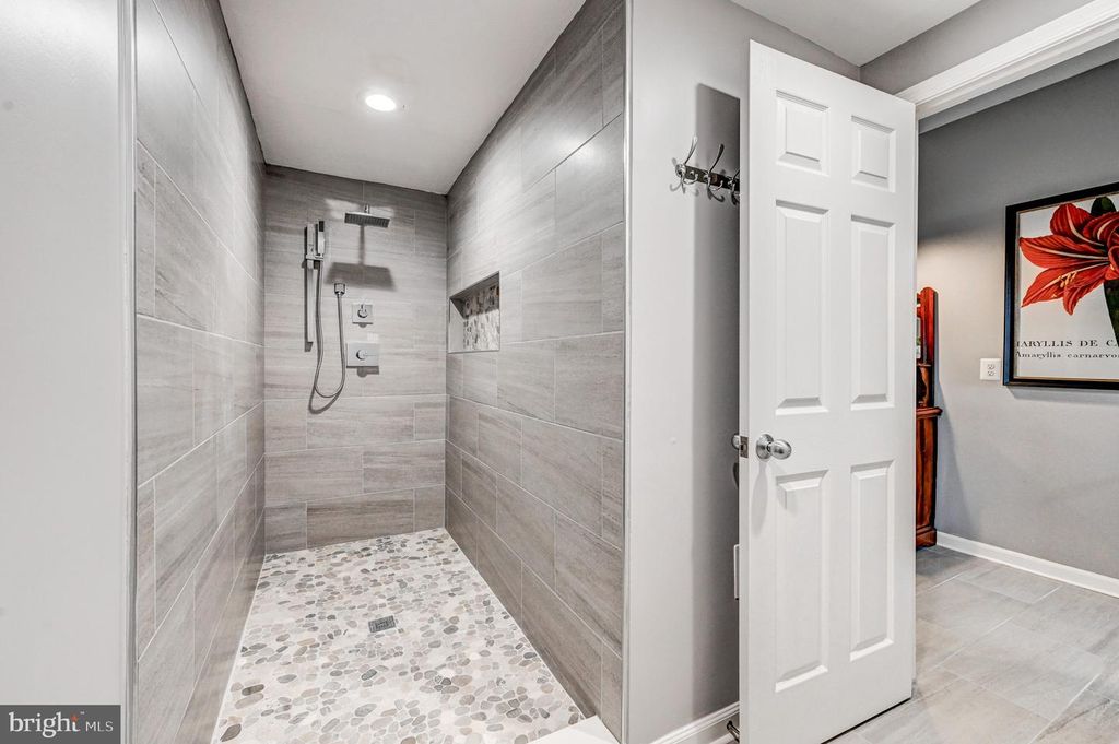 Image 38 of property listing at 3539 BAY DR, Baltimore, MD 21220