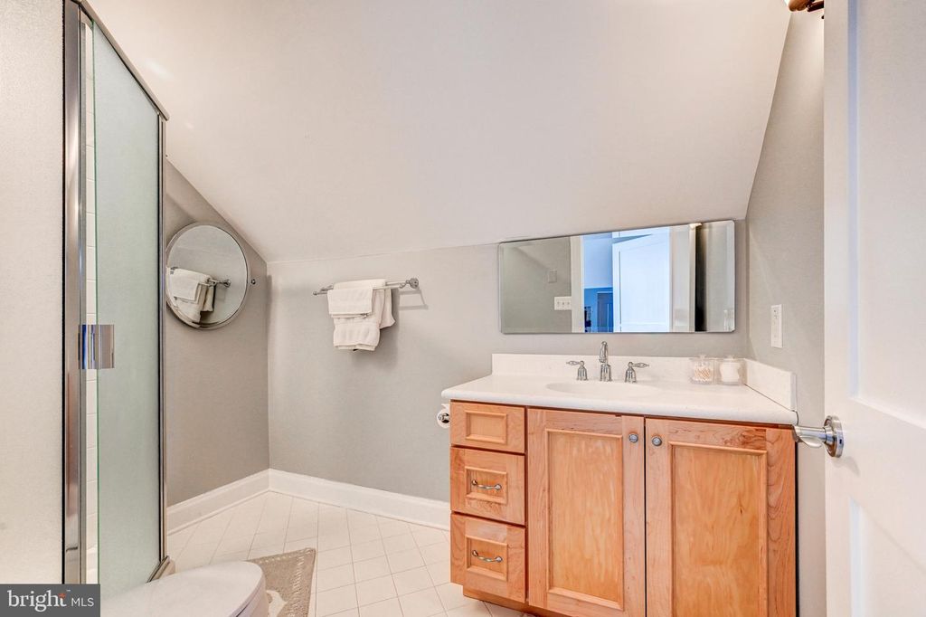 Image 54 of property listing at 3539 BAY DR, Baltimore, MD 21220