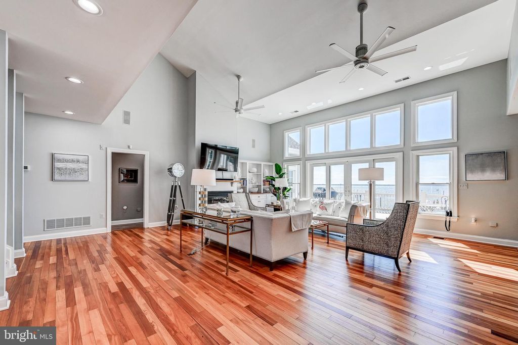 Image 9 of property listing at 3539 BAY DR, Baltimore, MD 21220