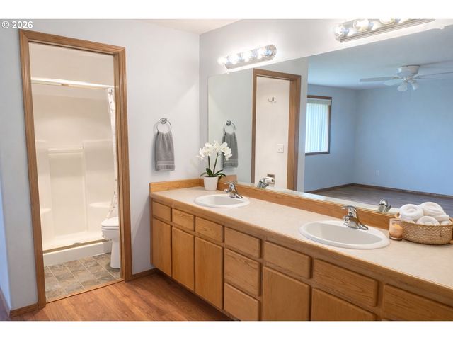 1241 E SOUTHVIEW HEIGHTS Dr, La Center, WA 98629