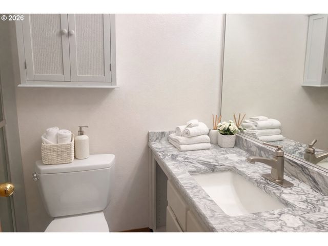 1241 E SOUTHVIEW HEIGHTS Dr, La Center, WA 98629