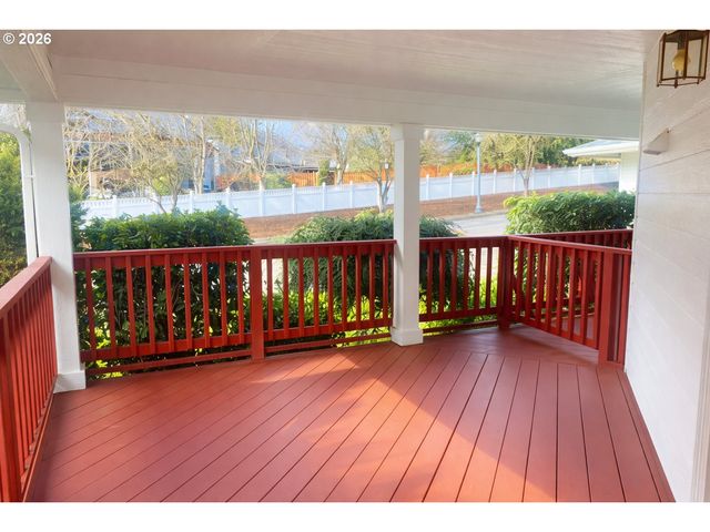 1241 E SOUTHVIEW HEIGHTS Dr, La Center, WA 98629