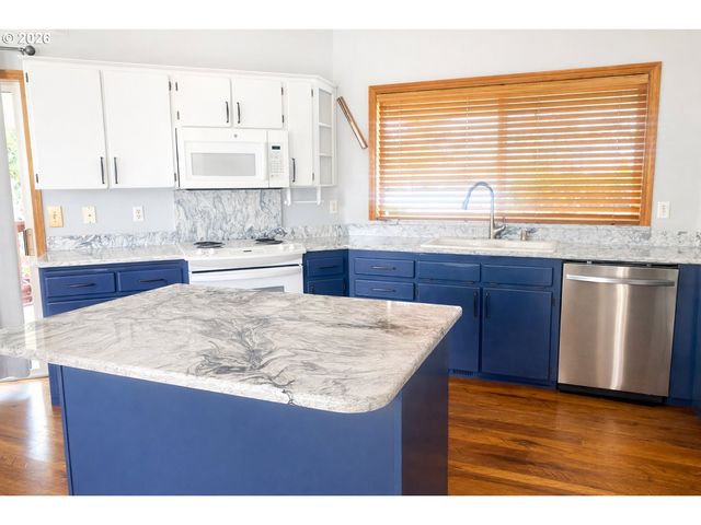 1241 E SOUTHVIEW HEIGHTS Dr, La Center, WA 98629