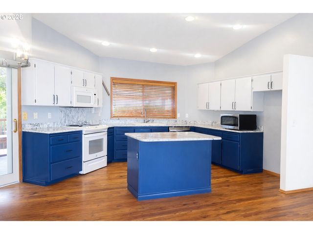 1241 E SOUTHVIEW HEIGHTS Dr, La Center, WA 98629