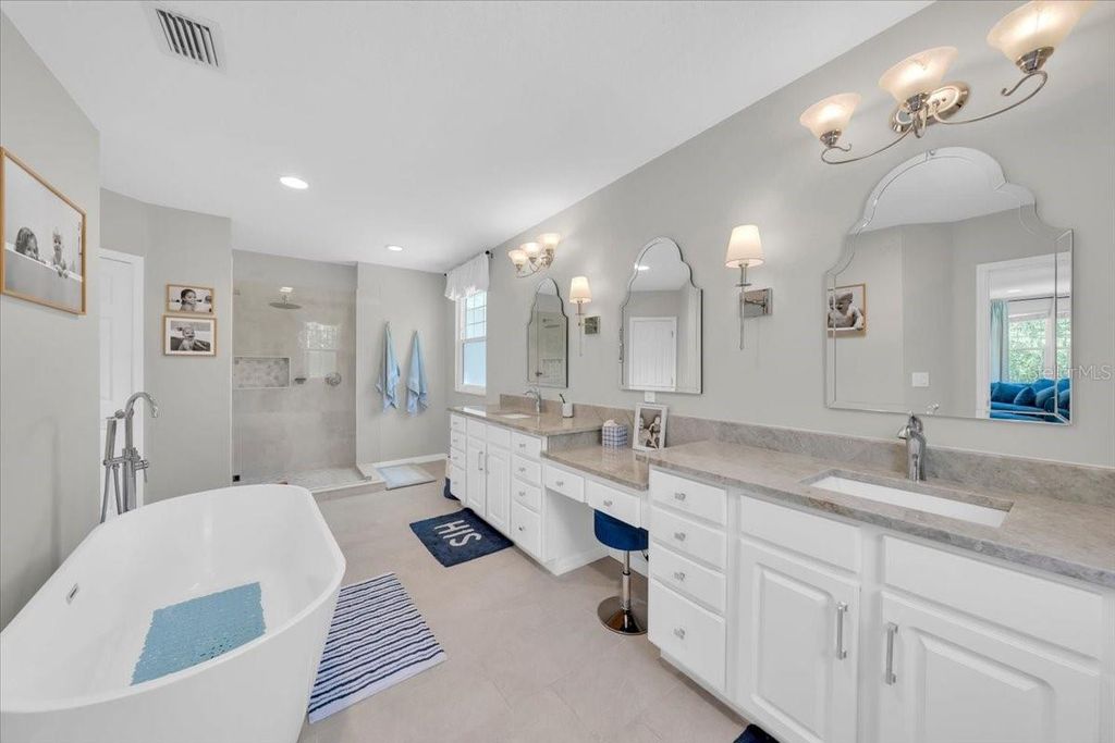 Image 19 of property listing at 5913 FLATWOODS MANOR CIRCLE, Lithia, FL 33547