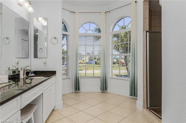 805 SW 8th CT, Cape Coral, FL 33991