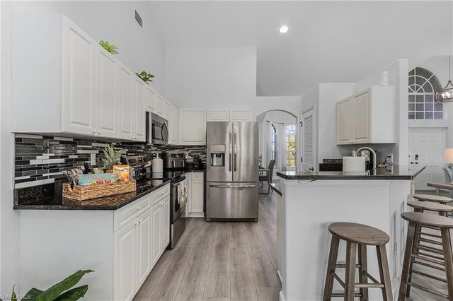 805 SW 8th CT, Cape Coral, FL 33991