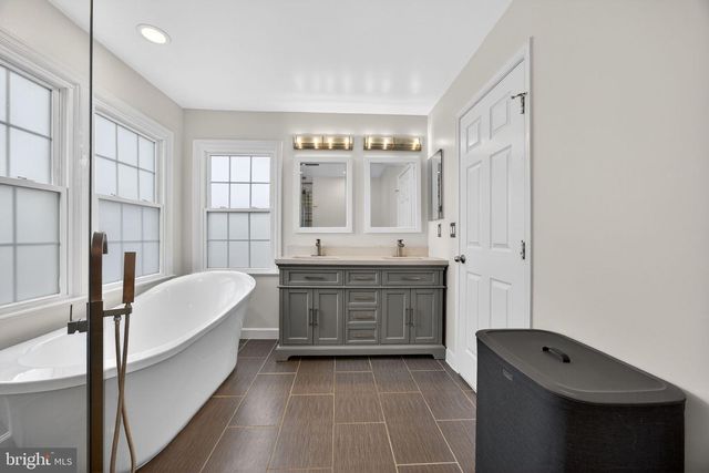 5812 STONE CREEK DR, Centreville, VA 20120