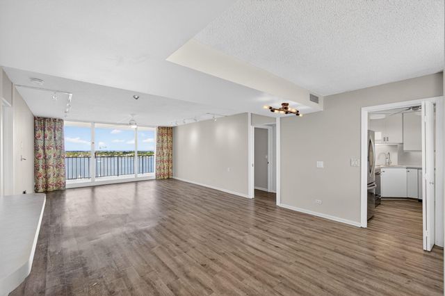 134 Lakeshore Drive T13, North Palm Beach, FL 33408
