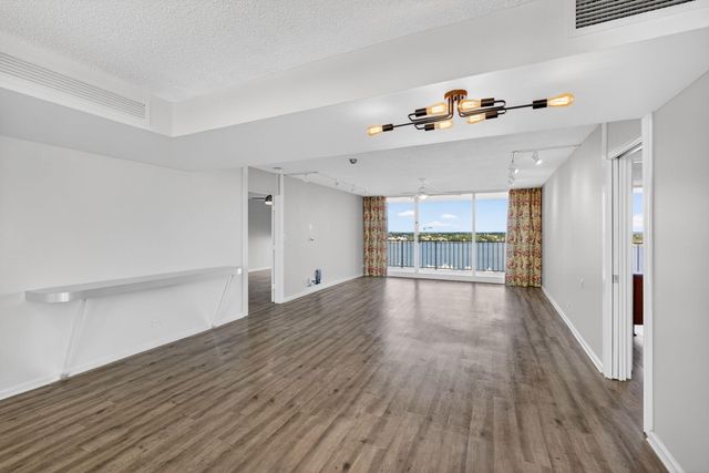 134 Lakeshore Drive T13, North Palm Beach, FL 33408