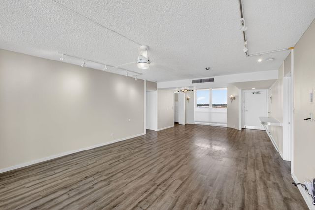 134 Lakeshore Drive T13, North Palm Beach, FL 33408