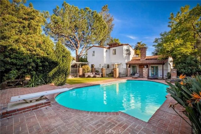 15401 Saticoy Street, Van Nuys, CA 91406