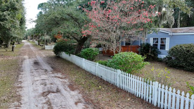 21 Mixon Road, St. Helena Island, SC 29920