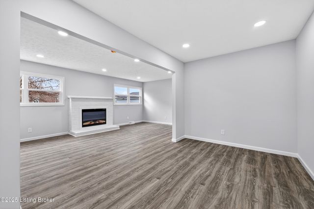 1910 Dixie Garden Dr, Louisville, KY 40272