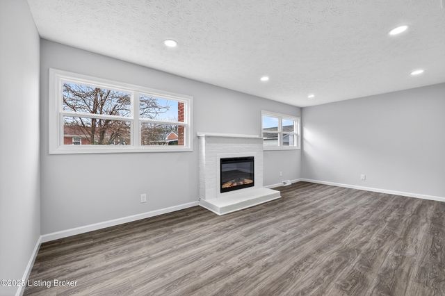 1910 Dixie Garden Dr, Louisville, KY 40272