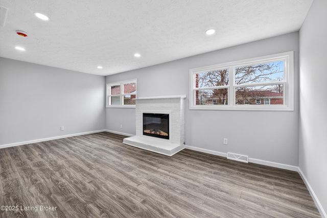 1910 Dixie Garden Dr, Louisville, KY 40272