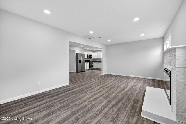 1910 Dixie Garden Dr, Louisville, KY 40272