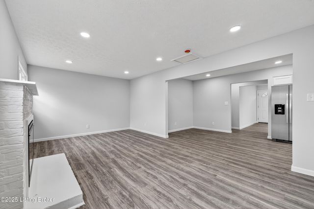 1910 Dixie Garden Dr, Louisville, KY 40272