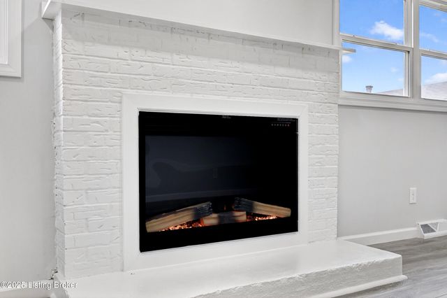 1910 Dixie Garden Dr, Louisville, KY 40272