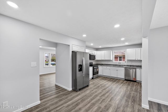 1910 Dixie Garden Dr, Louisville, KY 40272