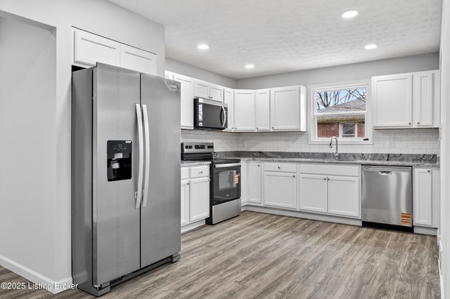 1910 Dixie Garden Dr, Louisville, KY 40272