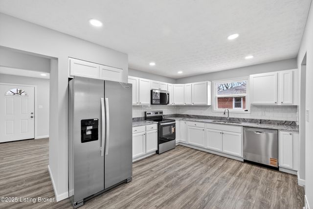 1910 Dixie Garden Dr, Louisville, KY 40272