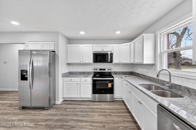 1910 Dixie Garden Dr, Louisville, KY 40272