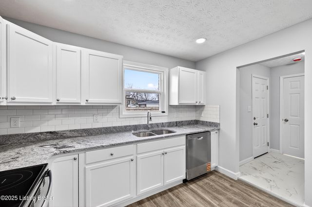 1910 Dixie Garden Dr, Louisville, KY 40272