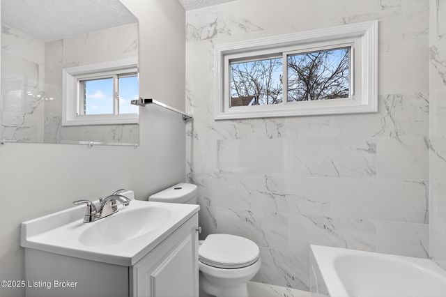 1910 Dixie Garden Dr, Louisville, KY 40272