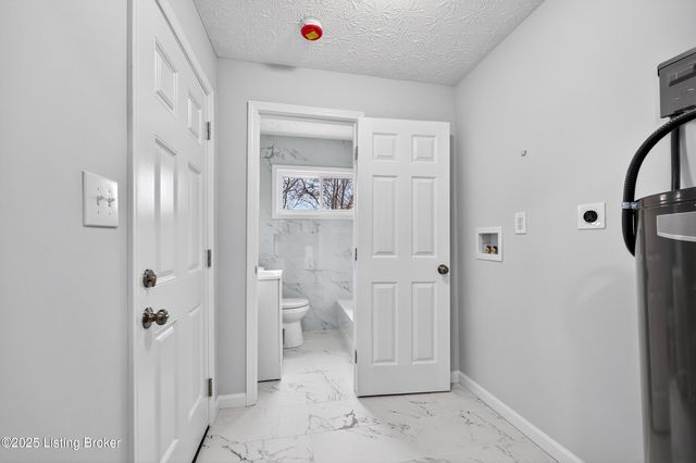 1910 Dixie Garden Dr, Louisville, KY 40272