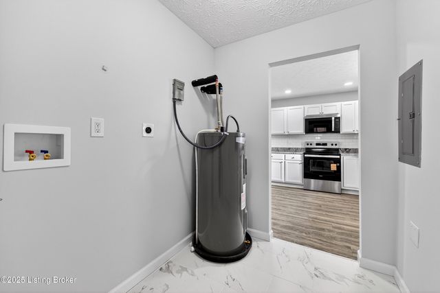 1910 Dixie Garden Dr, Louisville, KY 40272