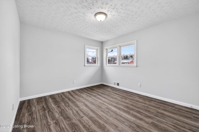 1910 Dixie Garden Dr, Louisville, KY 40272