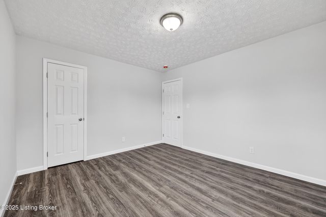 1910 Dixie Garden Dr, Louisville, KY 40272