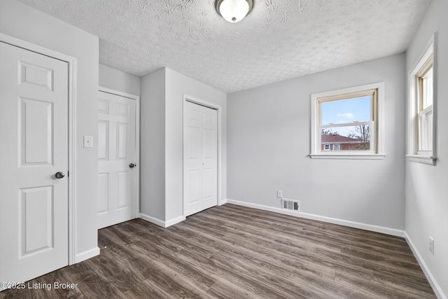 1910 Dixie Garden Dr, Louisville, KY 40272