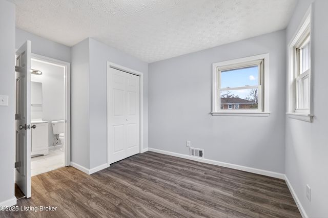 1910 Dixie Garden Dr, Louisville, KY 40272