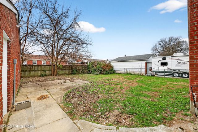 1910 Dixie Garden Dr, Louisville, KY 40272