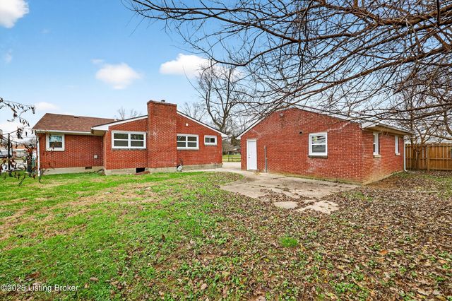 1910 Dixie Garden Dr, Louisville, KY 40272