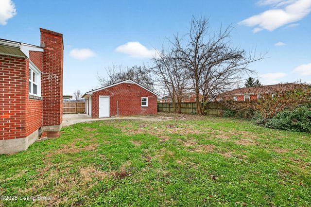 1910 Dixie Garden Dr, Louisville, KY 40272