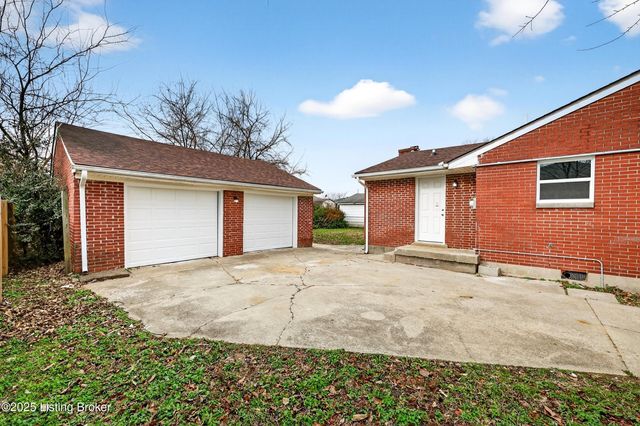 1910 Dixie Garden Dr, Louisville, KY 40272