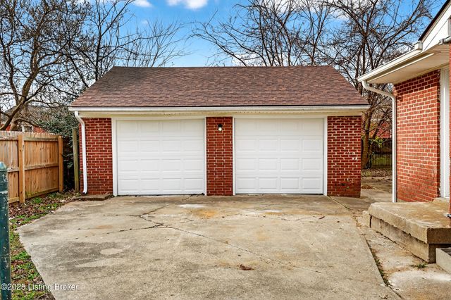 1910 Dixie Garden Dr, Louisville, KY 40272