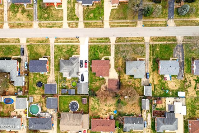 1910 Dixie Garden Dr, Louisville, KY 40272