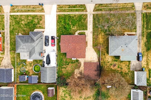 1910 Dixie Garden Dr, Louisville, KY 40272