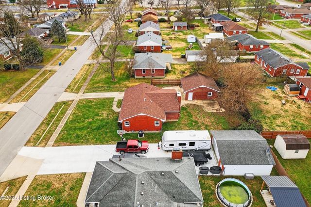 1910 Dixie Garden Dr, Louisville, KY 40272