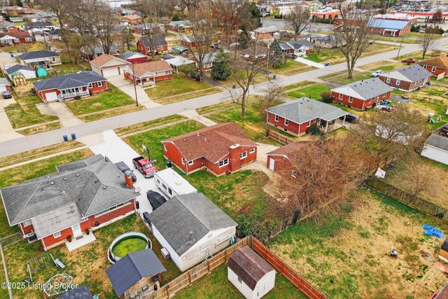 1910 Dixie Garden Dr, Louisville, KY 40272