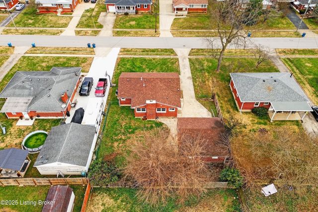 1910 Dixie Garden Dr, Louisville, KY 40272