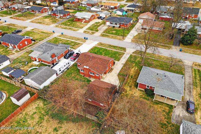 1910 Dixie Garden Dr, Louisville, KY 40272