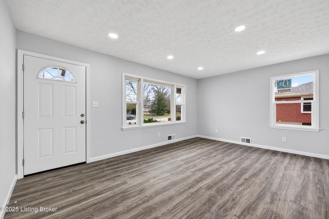 1910 Dixie Garden Dr, Louisville, KY 40272