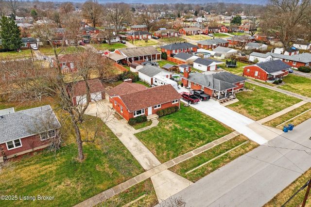 1910 Dixie Garden Dr, Louisville, KY 40272