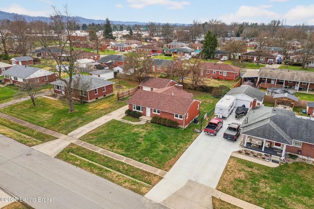 1910 Dixie Garden Dr, Louisville, KY 40272